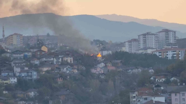 Çatı yangını mahalleliye korku dolu anlar yaşattı
