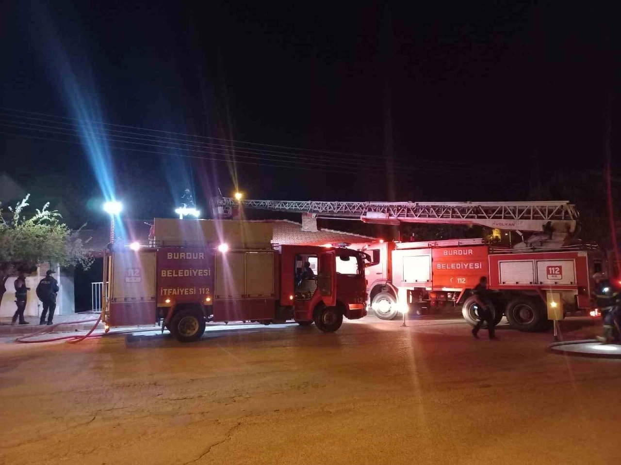 Çatıda başlayan yangın itfaiyenin hızlı müdahalesi ile söndürüldü
