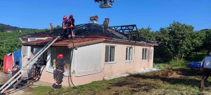 Çatıda çıkan yangın paniğe sebep oldu
