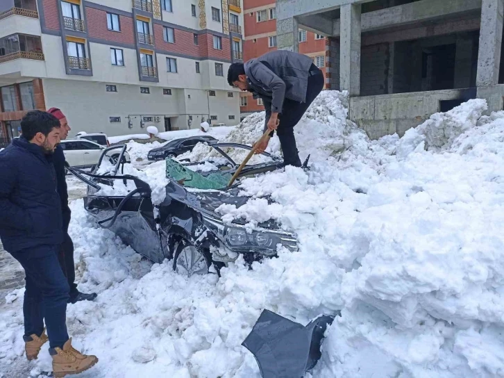 Çatıdan düşen kar kütlesi otomobili kullanılamaz hale getirdi
