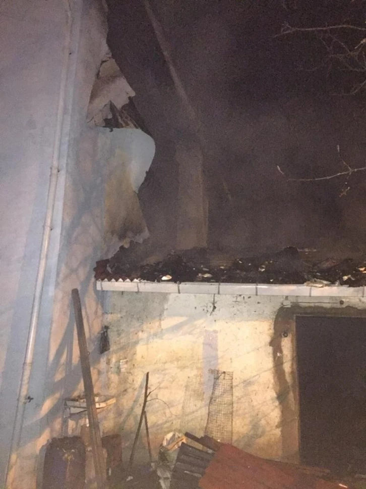 Çatısı alevlere teslim olan binada korkutan yangın
