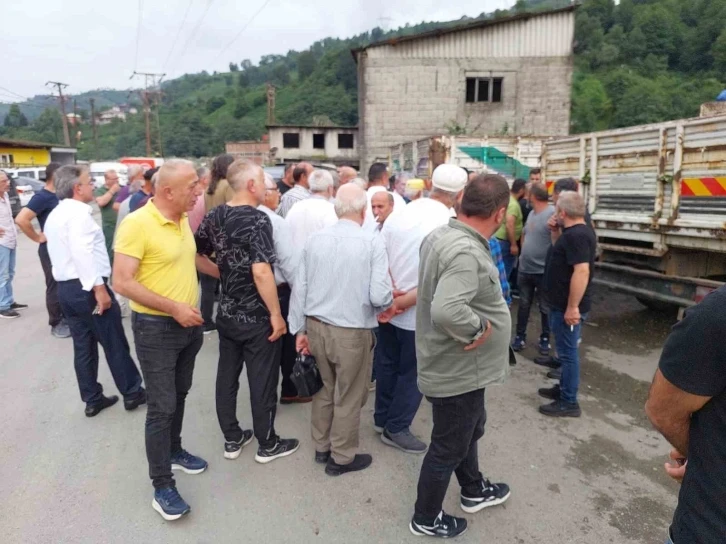 Çay üreticileri özel sektörü protesto etti
