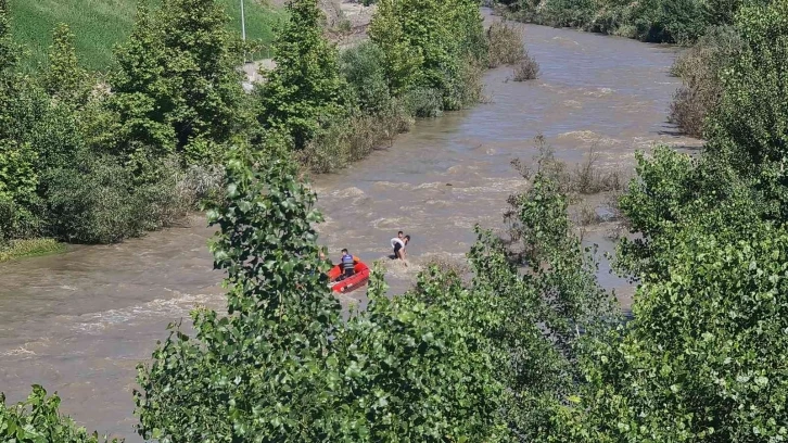 Çaya girip akıntıya kapılan 2 Afgan çocuk botla kurtarıldı
