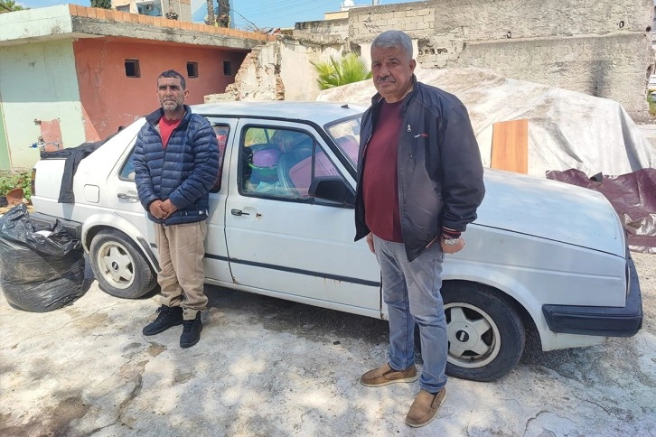 Çaycıdan örnek davranış: Sokakta kalan vatandaşı otomobiline yerleştirdi