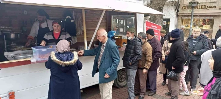 Çaycuma’da şehitler anısına lokma dağıtıldı
