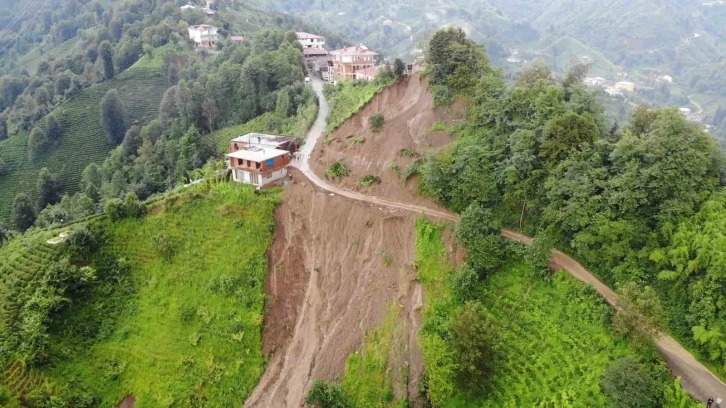 Çayeli’nde 11 evin boşaltılmasına neden olan heyelan havadan görüntülendi
