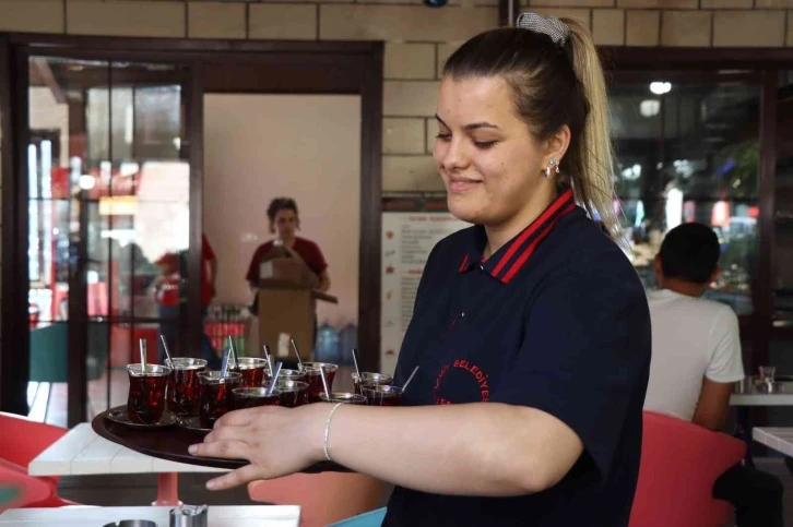 Çayın 2 liraya satıldığı kafe, vatandaşlardan tam not aldı
