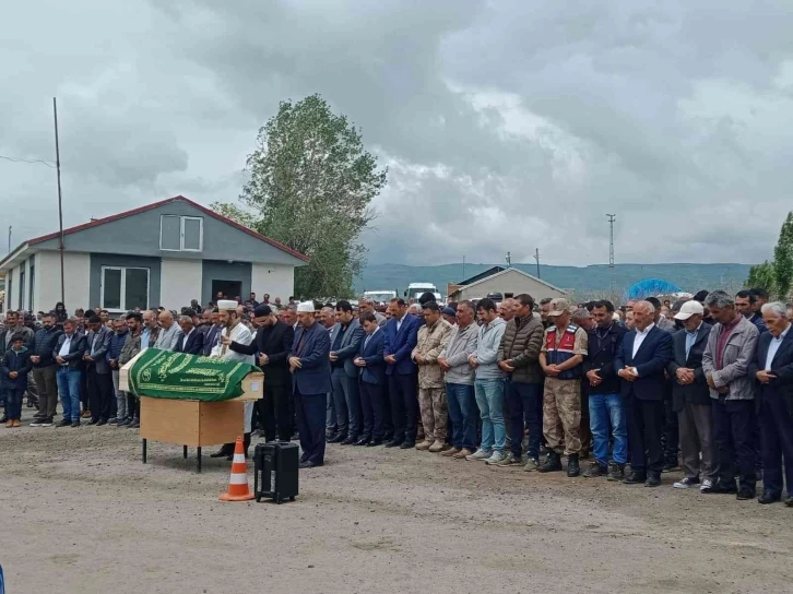 Çayır kavgasında ölen AK Partili Meclis üyesi toprağa verildi
