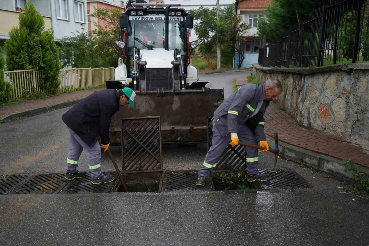 Çayırova’da mazgallar temizleniyor
