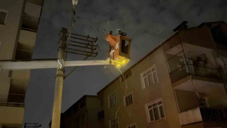 Çayırova'da Trafoda Çıkan Yangın Elektrik Kablolarını Patlattı