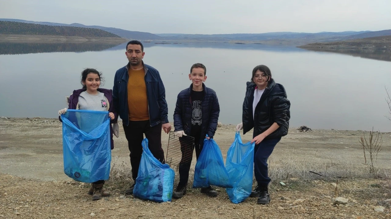 Çekerek Barajında 17 torba çöp topladılar
