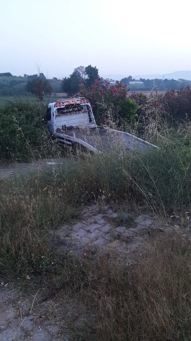 Çekici yoldan çıkarak şarampole indi: 2 yaralı
