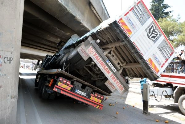 Çekicinin taşıdığı kamyonun kasası, otoyol köprüsüne sıkıştı