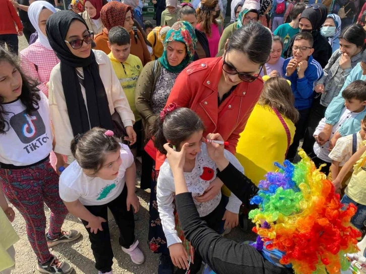 Çekmeköy’de engelli bireyler ’Engelsiz Yaşam Festivali’nde gönüllerince eğlendiler
