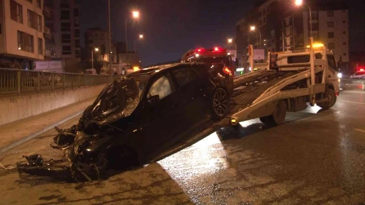 Çekmeköy’de kontrolden çıkıp takla atan aracın motoru yola fırladı: 3 yaralı
