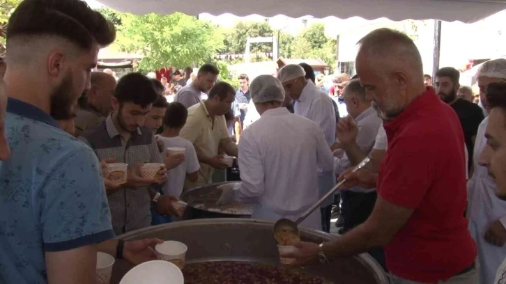 Çekmeköy’deki cami ve cemevlerinde vatandaşlara aşure ikramı
