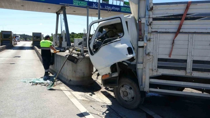 Çekmeköy gişelerde kamyonet beton bariyere daldı: 3 yaralı

