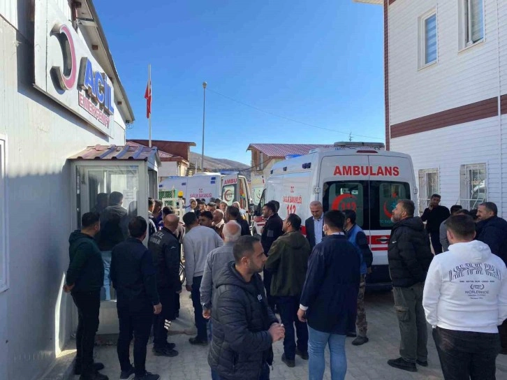 Çelikhan'da Konteyner Kent Girişinde Trafik Kazası: 2 Çocuk Yaralandı