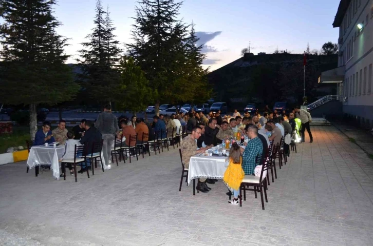 Çemişgezek Kaymakamı Koç güvenlik güçleri ile iftarını açtı
