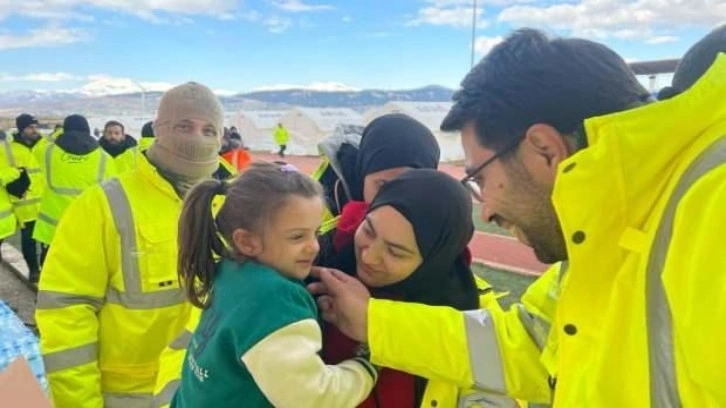 Cemre Hareketi 5 bin gönüllüsü ile deprem bölgesinde