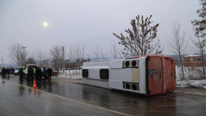 Cenazeye gidenleri taşıyan otobüs devrildi: 16 kişi yaralandı!