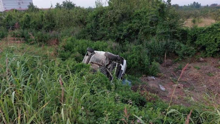 Cenazeye yolunda otomobil şarampole yuvarlandı: 2 yaralı
