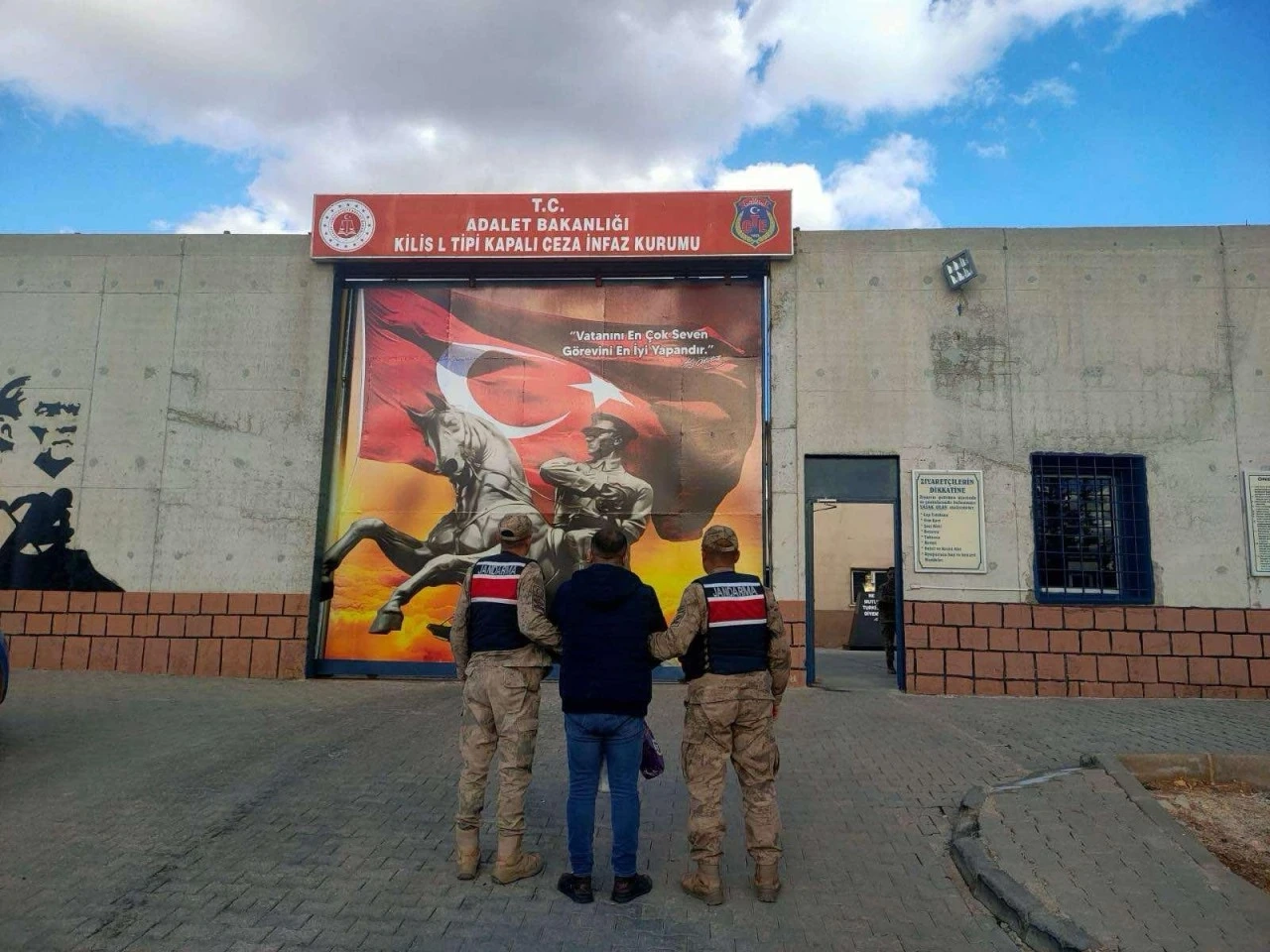 Çeşitli suçlardan aranan 3 şahsı jandarma yakaladı