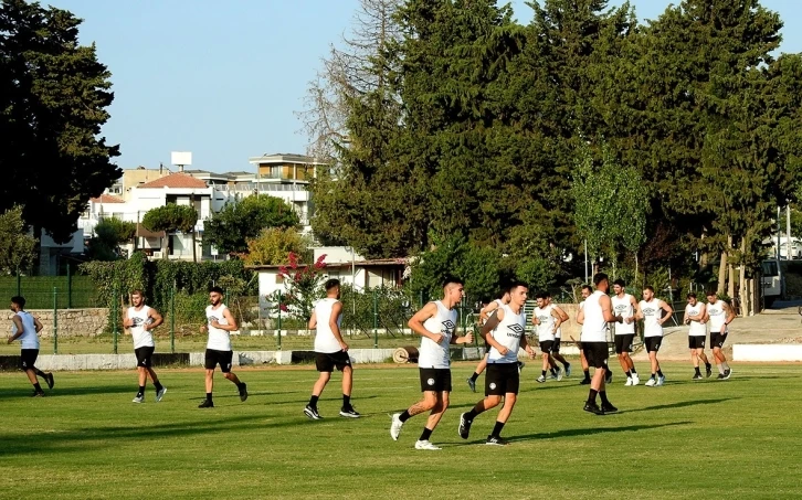 Çeşme Belediyespor, şampiyonluk hedefiyle top başı yaptı
