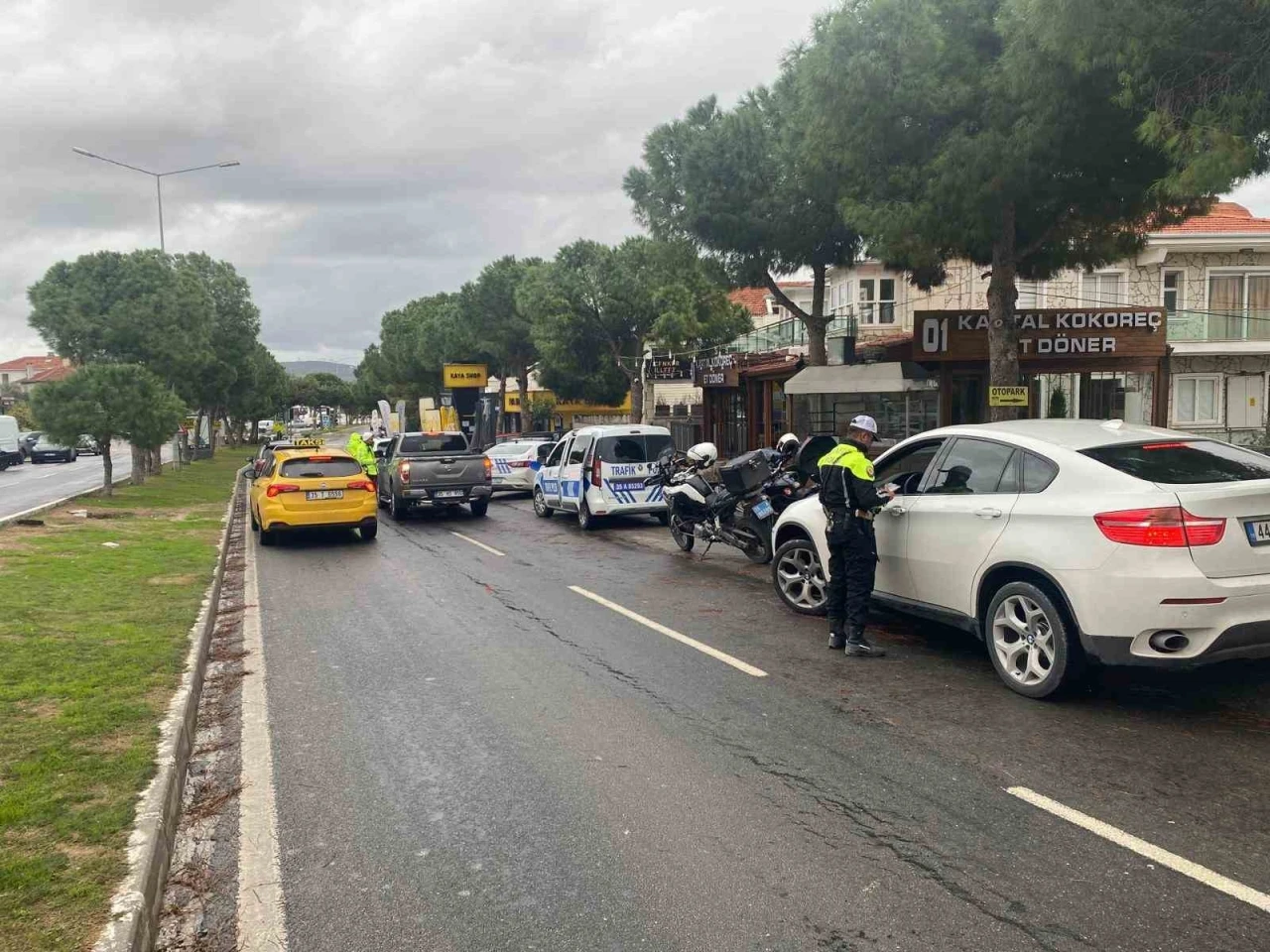 Çeşme’de yaya geçidi ihlali yapan 53 sürücüye işlem
