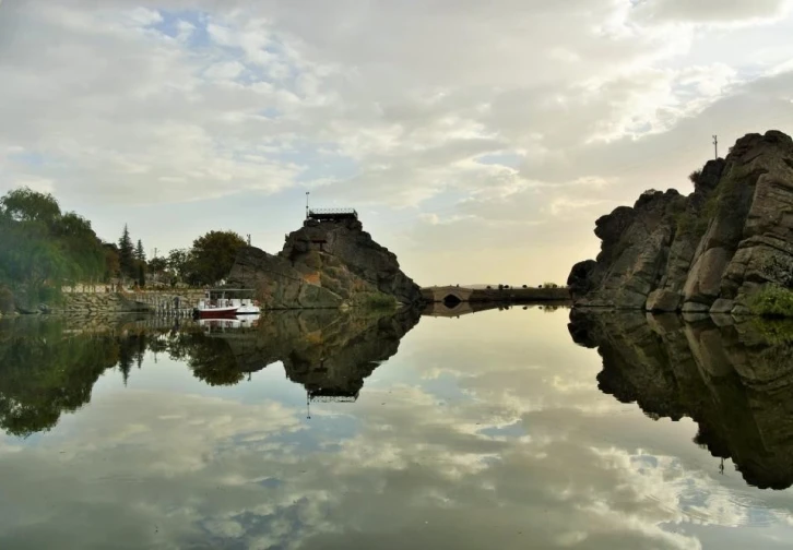 Çeşnigir Kanyonu ve tarihi köprü ziyaretçilerine eşsiz bir manzara sunuyor
