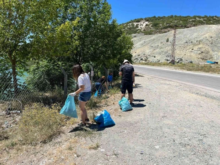 Çevre gönüllüleri gölet çevresinde 2 saatte 97 torba çöp topladı
