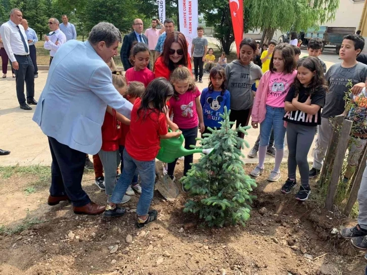 Çevre Haftası’nda fidanlar toprakla buluştu
