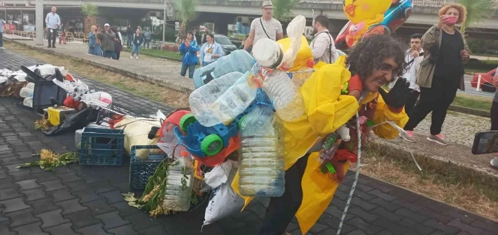 Çevre kirliliğine dikkat çekmek için sıra dışı bir etkinliğe imza attı
