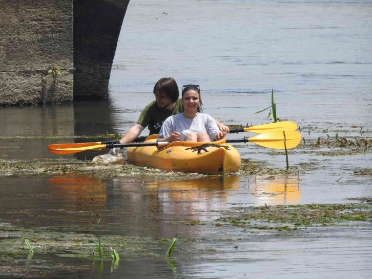 Çevreci gençler kano ile Tunca Nehri’ndeki çöpleri topladı
