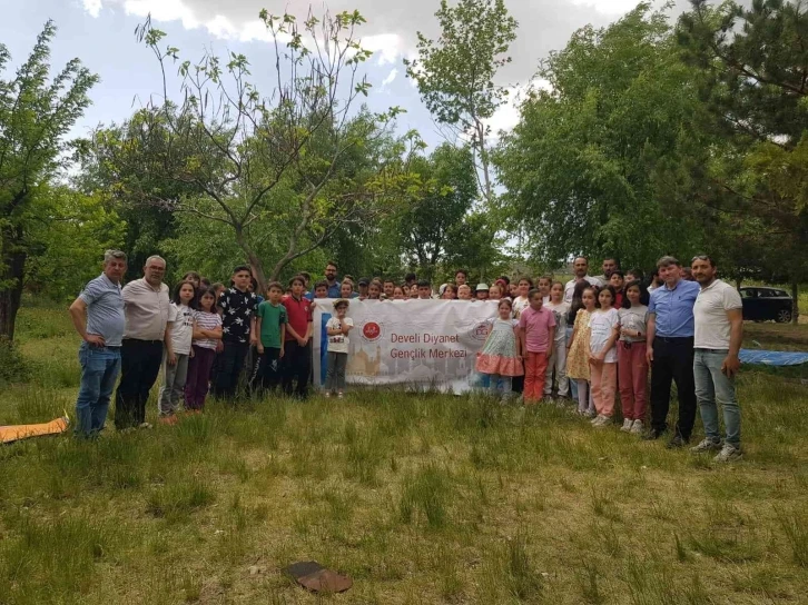 ‘Çevreme Duyarlıyım, Değerlerime Sahip Çıkıyorum’ projesi ile öğrenciler doğayı temizledi.
