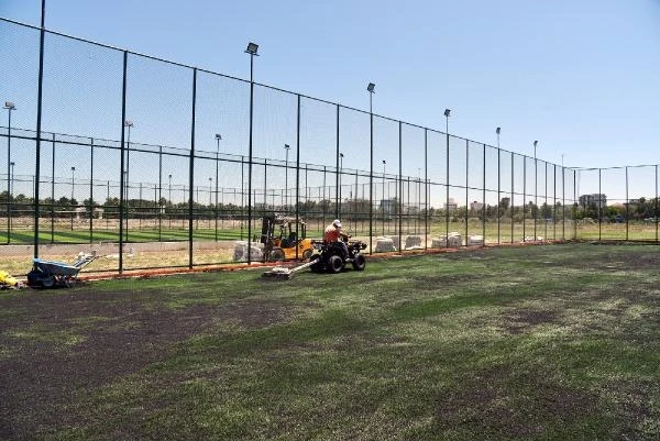 Ceyhan'da gençlere 2 futbol sahası