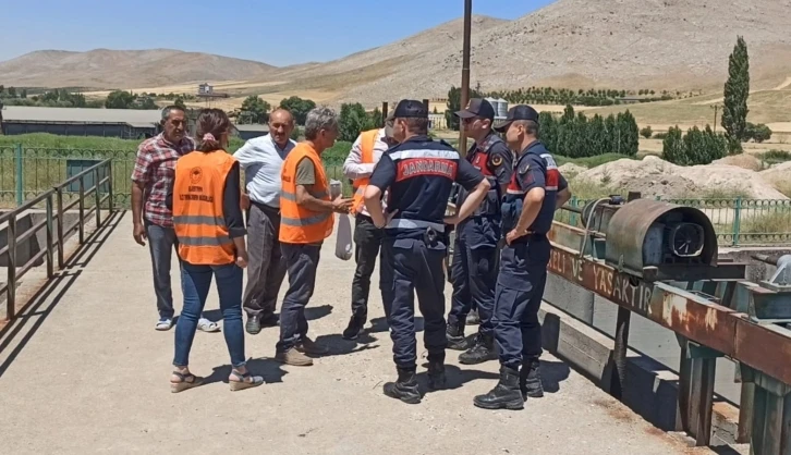 Ceyhan Nehri’nde oksijensiz kalan balıklar telef oldu
