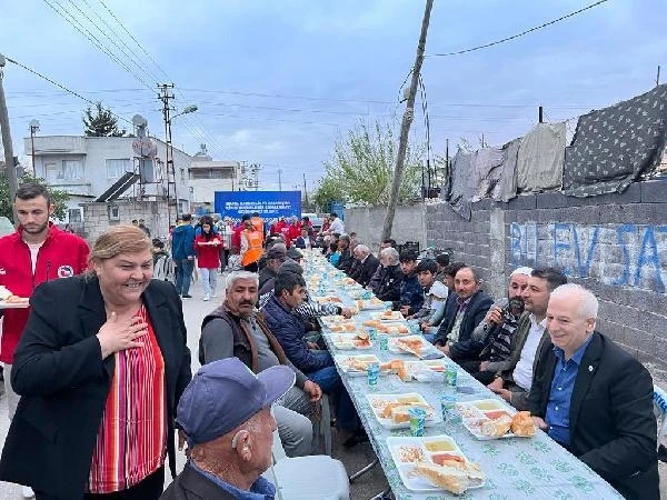 Ceyhanlılar, iftar sofralarında dayanışmayı büyütüyor