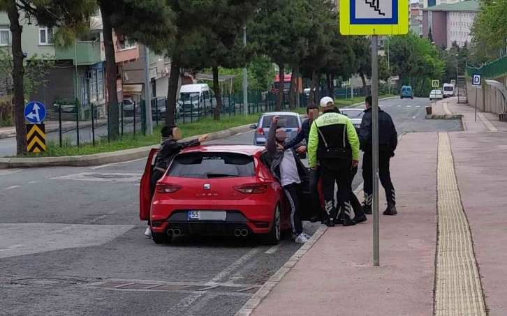 Ceza yazılıp ehliyetine el konulan sürücü ile polis arasında gergin anlar yaşandı
