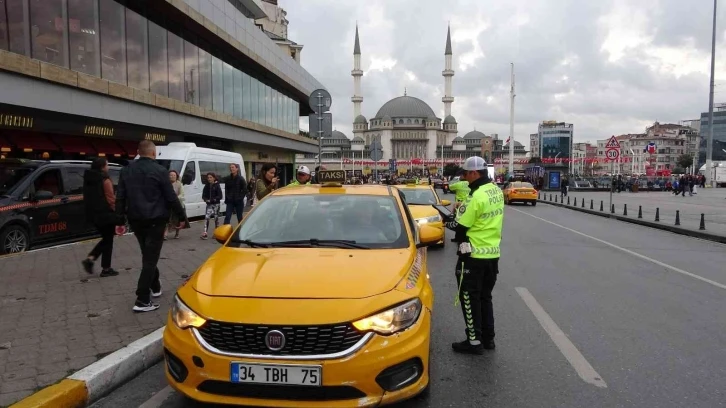 Ceza yiyen taksiciden polise küstah tepki: "Bazen size yapılanları hak ediyorsunuz"
