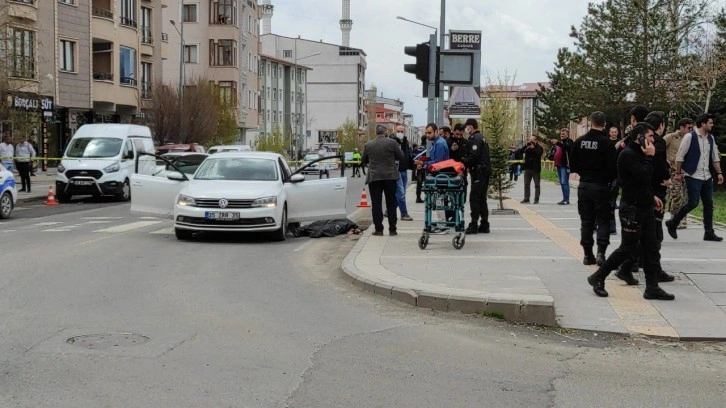 Cezaevinden çıktı, kırmızı ışıkta otomobildeki husumetlilerini vurdu