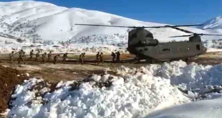 CH-47 ağır nakliye helikopterleri yardım ulaştırmaya devam ediyor