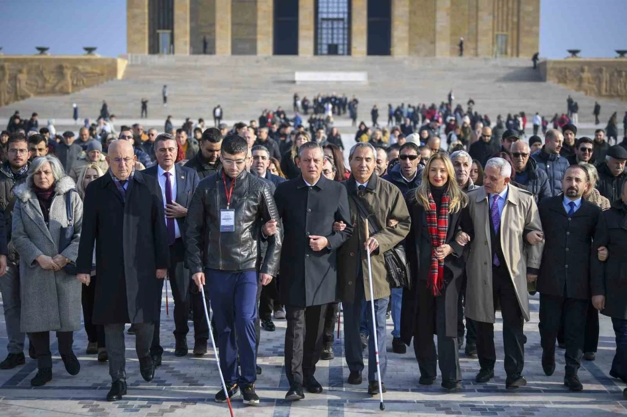 CHP Genel Başkanı Özel, engellilerle birlikte Anıtkabir’i ziyaret etti
