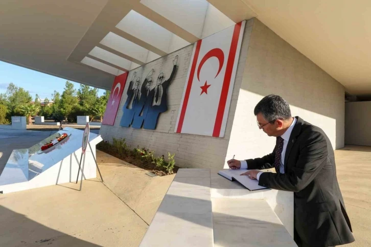 CHP Genel Başkanı Özel, KKTC’de Küçük ve Denktaş’ın kabirlerini ziyaret etti
