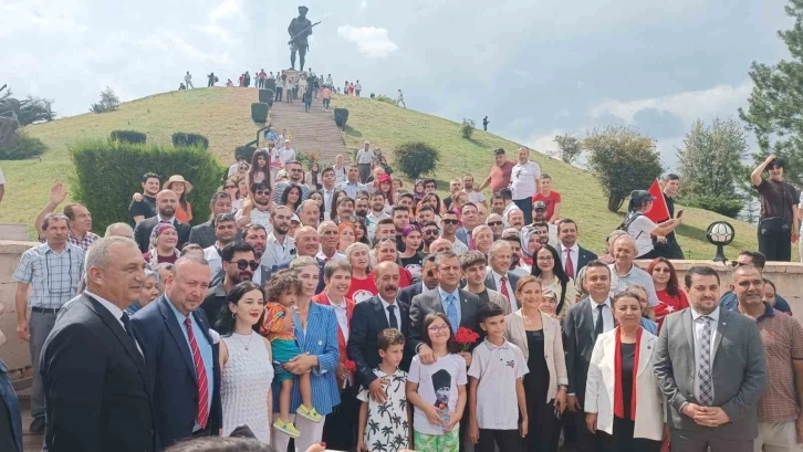 CHP Genel Başkanı Özgür Özel, Dumlupınar Şehitliği’ni ziyaret etti
