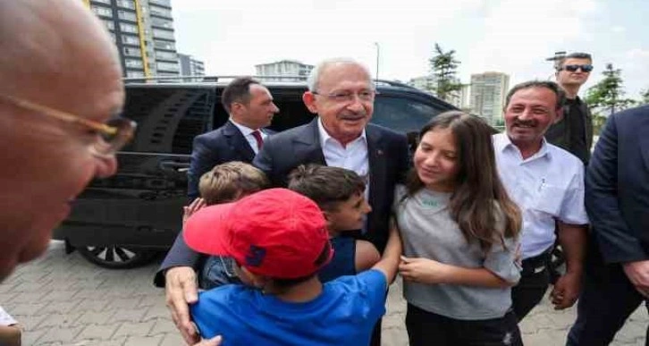 CHP Lideri Kılıçdaroğlu, Babalar Günü dolayısıyla deprem bölgesini ziyaret etti