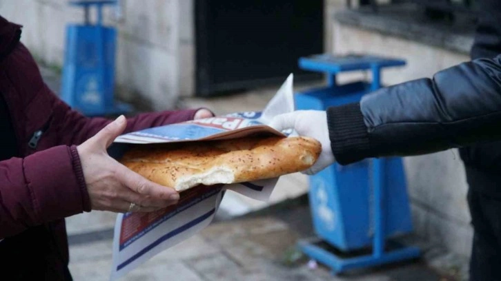 CHP Pamukkale Belediye Başkan Adayı Ali Rıza Ertemur, Ramazan Pidesi Dağıtımına Başladı