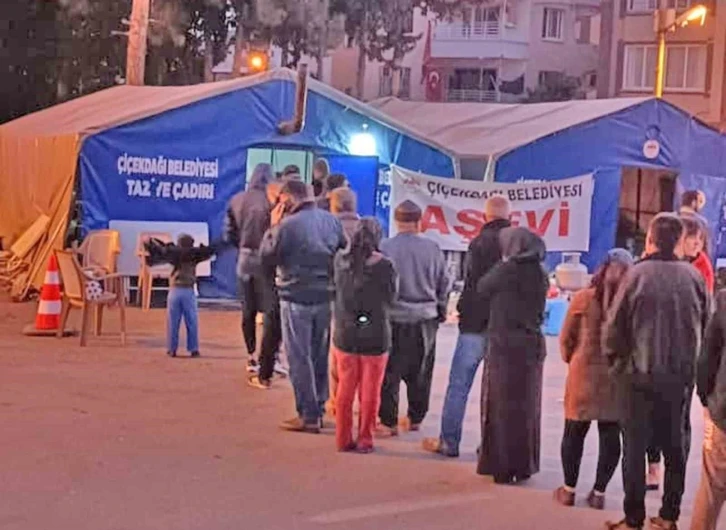 Çiçekdağı Belediyesi depremzedelere yardım faaliyetini sürdürüyor
