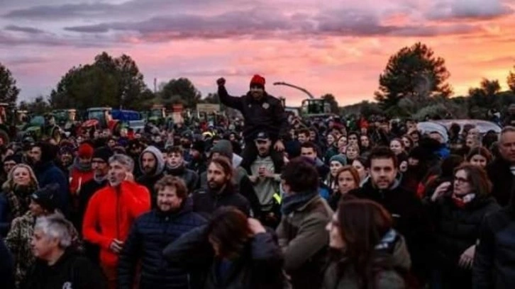 Çiftçiler Tarım Politikalarına Karşı Yolları Kapattı