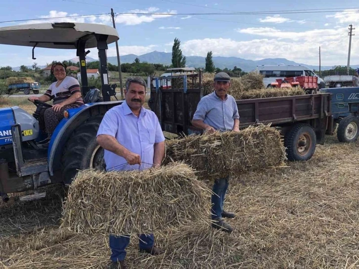 Çiftçilere ücretsiz saman balyası dağıtıldı
